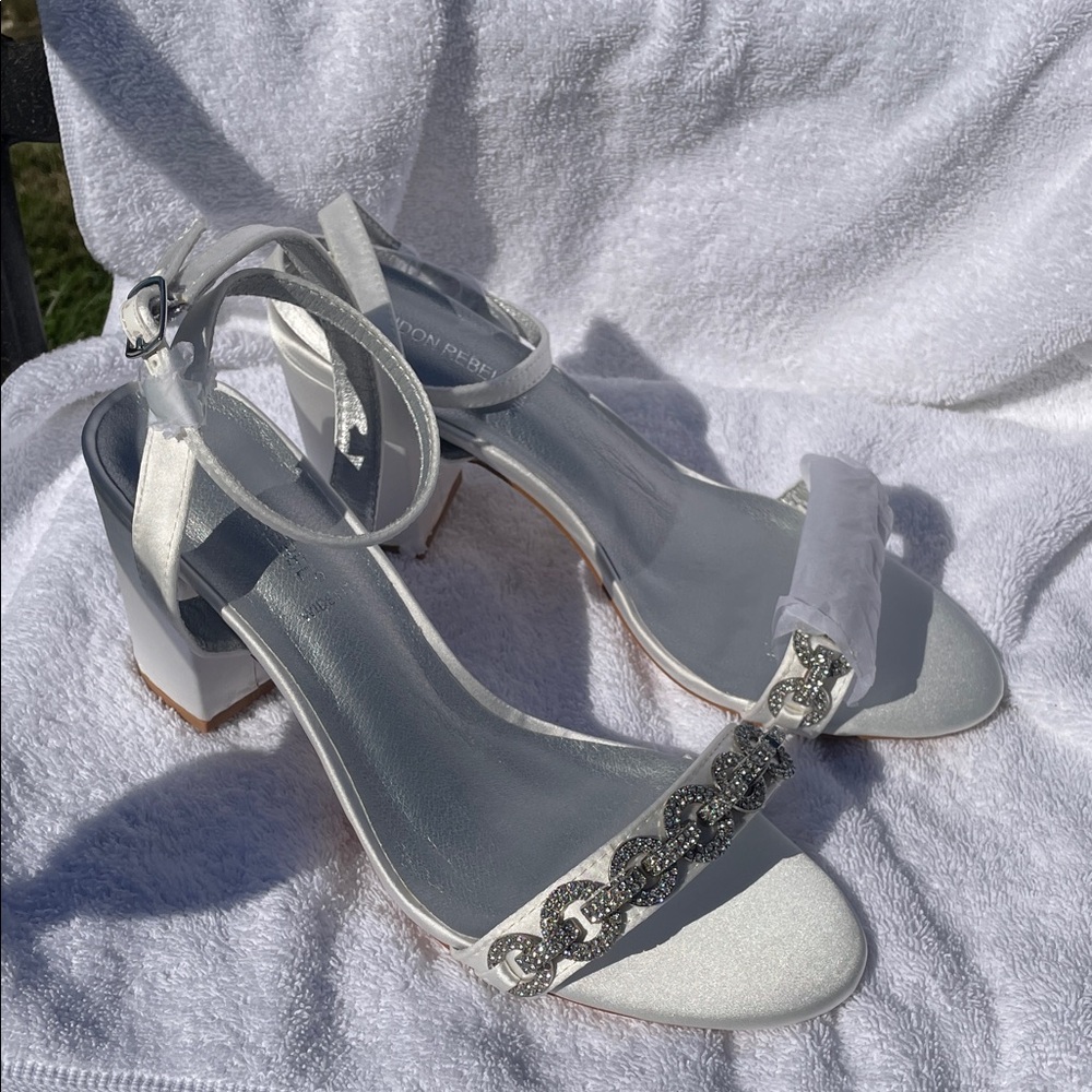 Elegant White Heeled Sandals - Picture 4 of 6